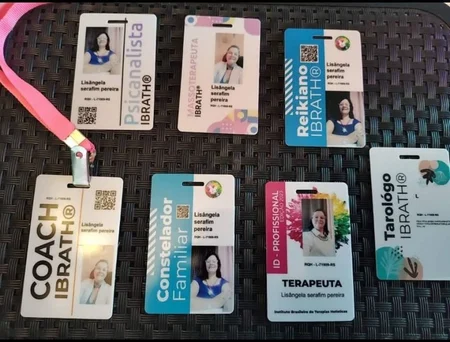 Crachás de formação da Liz pelo IBRATH: psicanálise, massoterapia, Reiki, coaching, constelação familiar, terapia e tarô